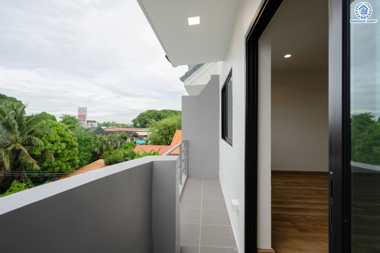 บ้านมือสองตกแต่งใหม่ ดีไซน์สวย ม.บ้านช่อชัยพฤกษ์ จรัญฯ-ปิ่นเกล้า เนื้อที่ 30.5 ตร.ว. ฟังก์ชัน 3 ห้องนอน 3 ห้องน้ำ จอดรถได้ 2 คัน รองรับทุกกิจกรรม บนทำเลเชื่อมต่อหลายเส้นทาง ใกล้จุดขึ้นทางด่วน "ศรีรัช" และรถไฟฟ้าสายสีแดง "สถานีบางบำหรุ"...